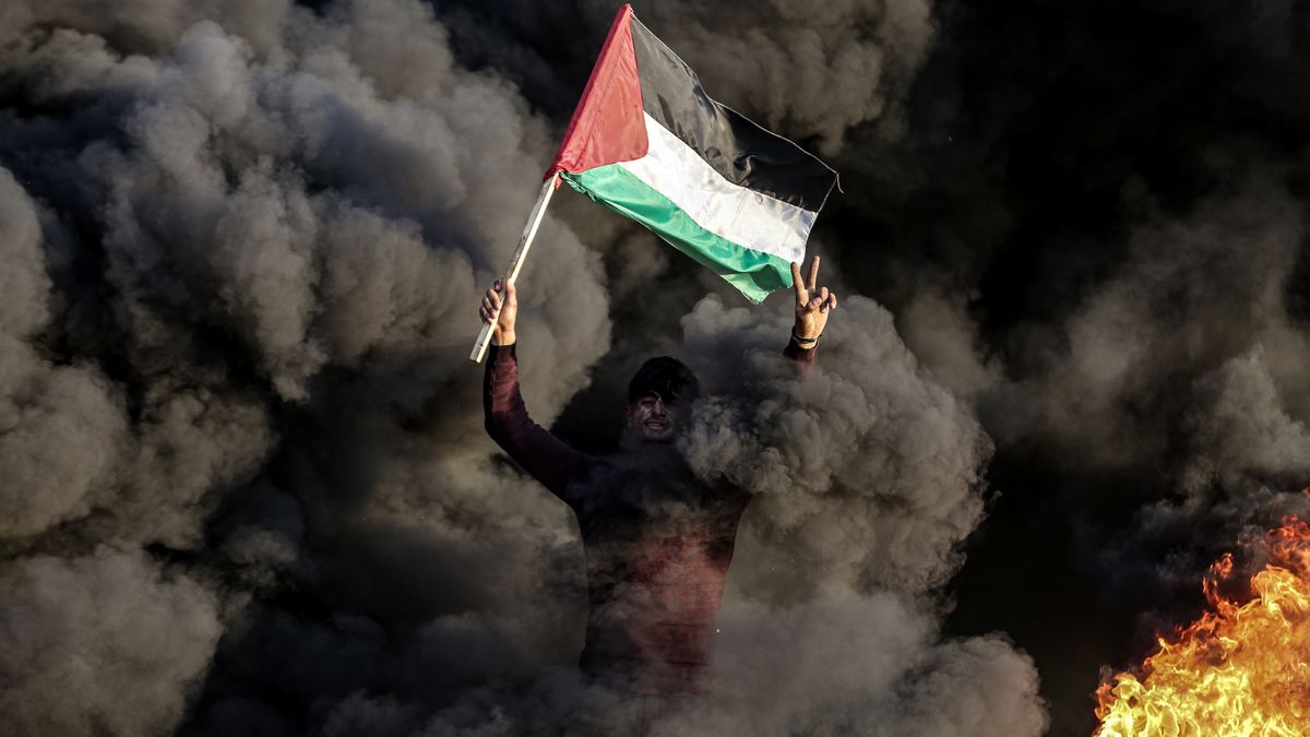 Foto: Oheň a střelba. Palestinci protestovali proti razii izraelské armády